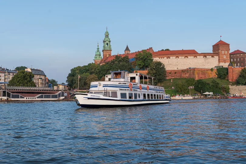 Statek Horyzont podczas rejsu po Wiśle w Krakowie