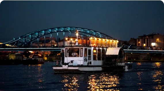 Statek Legenda w trakcie wieczornego godzinnego rejsu po Wiśle w Krakowie